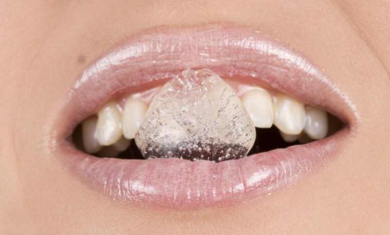 خوردن یخ باعث آسیب رسیدن به دندان می شود